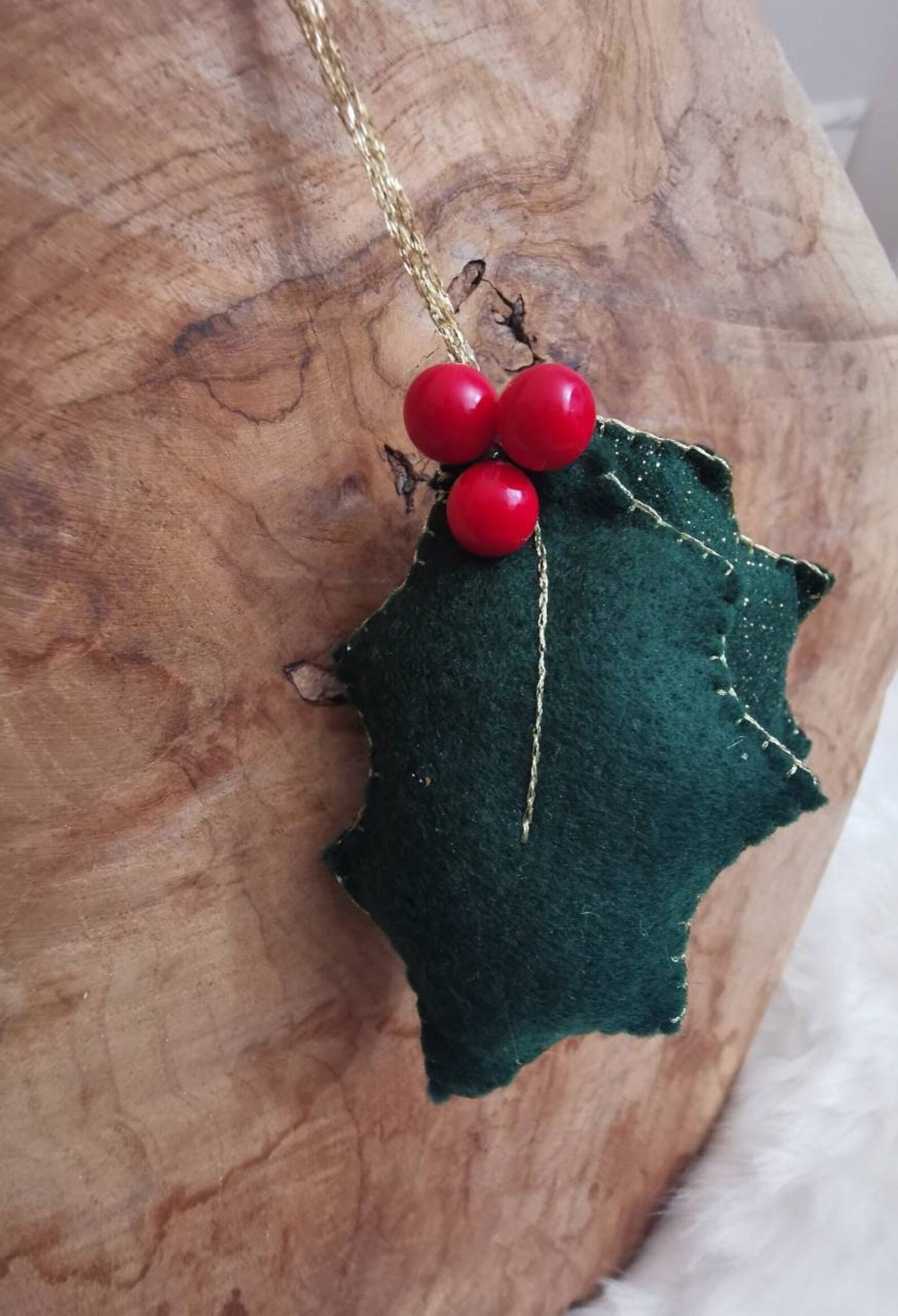 Boule de Noël en feutrine - modèle houx - décoration de Noël